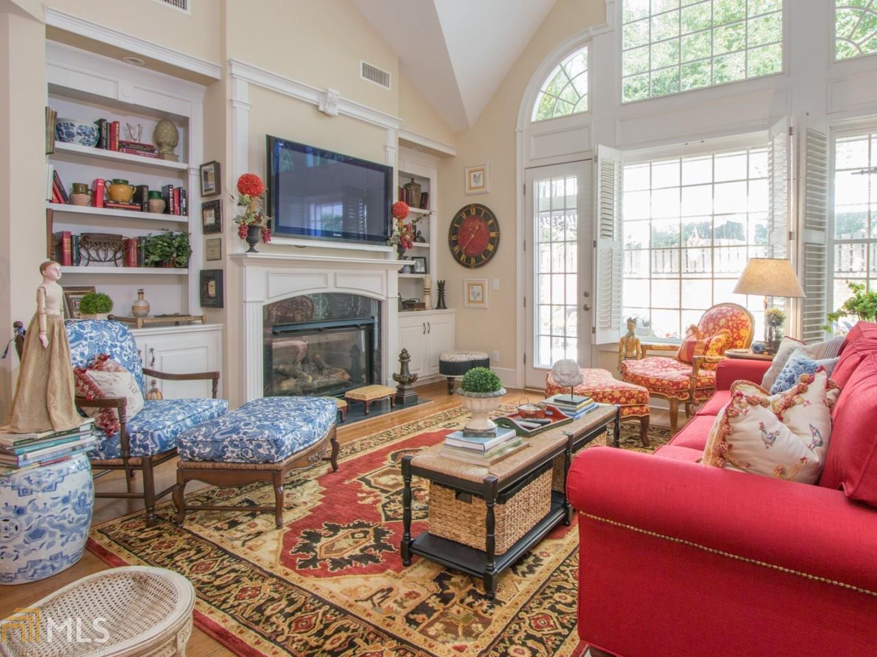 2437 Loxford Ln