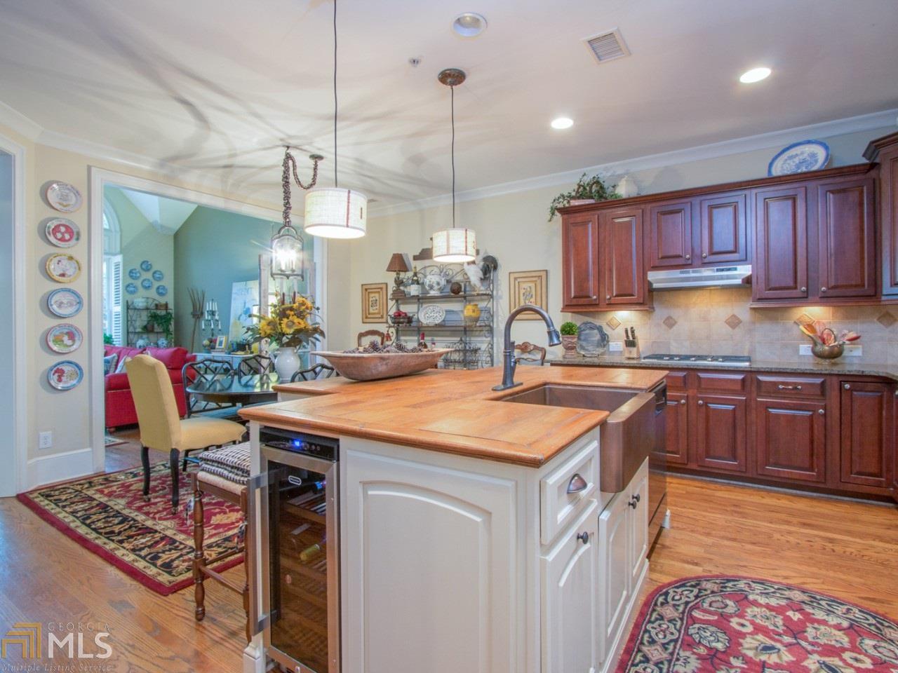 2437 Loxford Ln