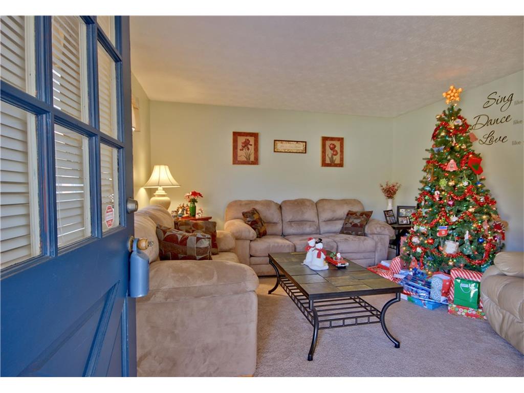 6877 Laurelwood Dr