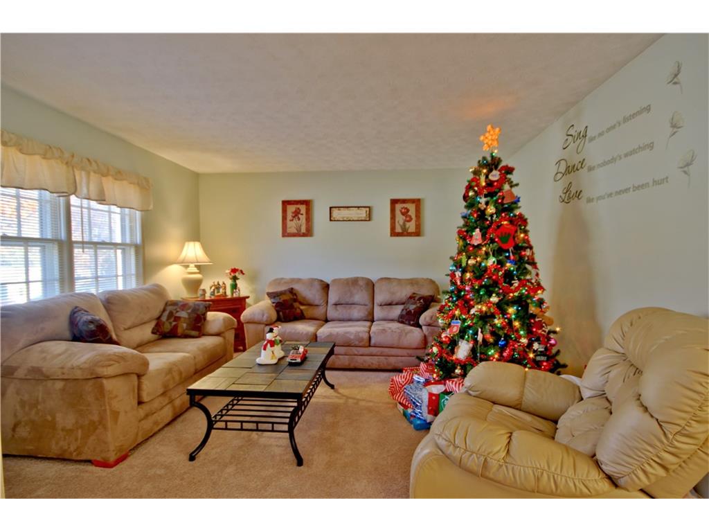6877 Laurelwood Dr