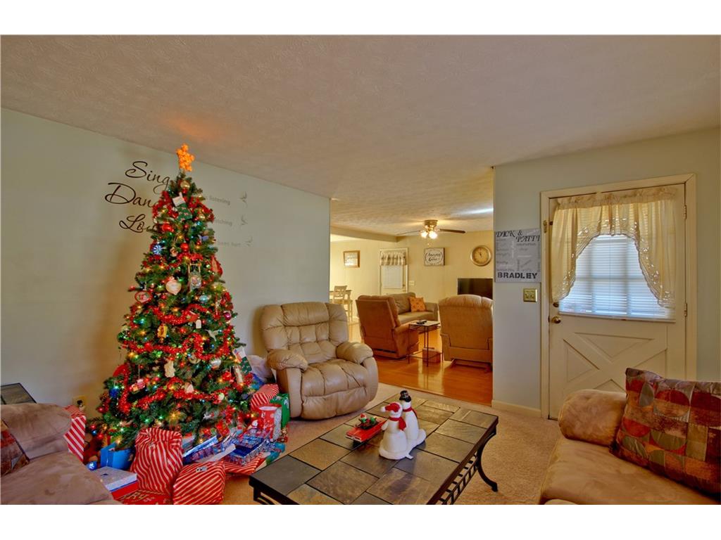 6877 Laurelwood Dr