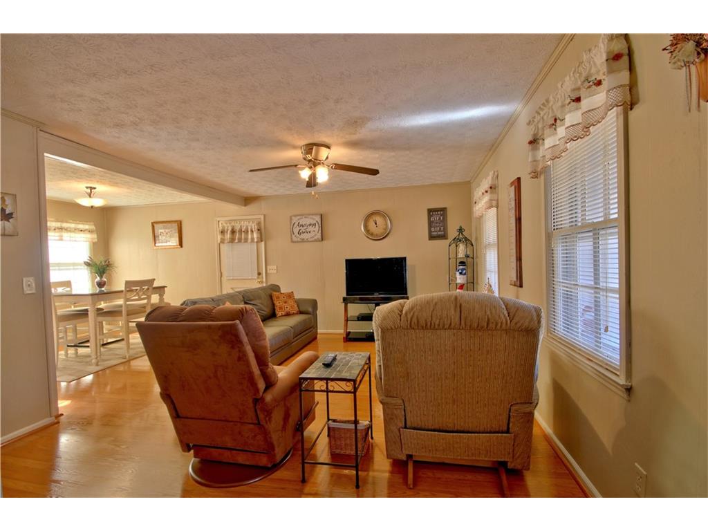 6877 Laurelwood Dr