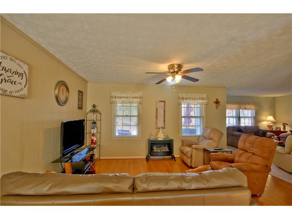 6877 Laurelwood Dr