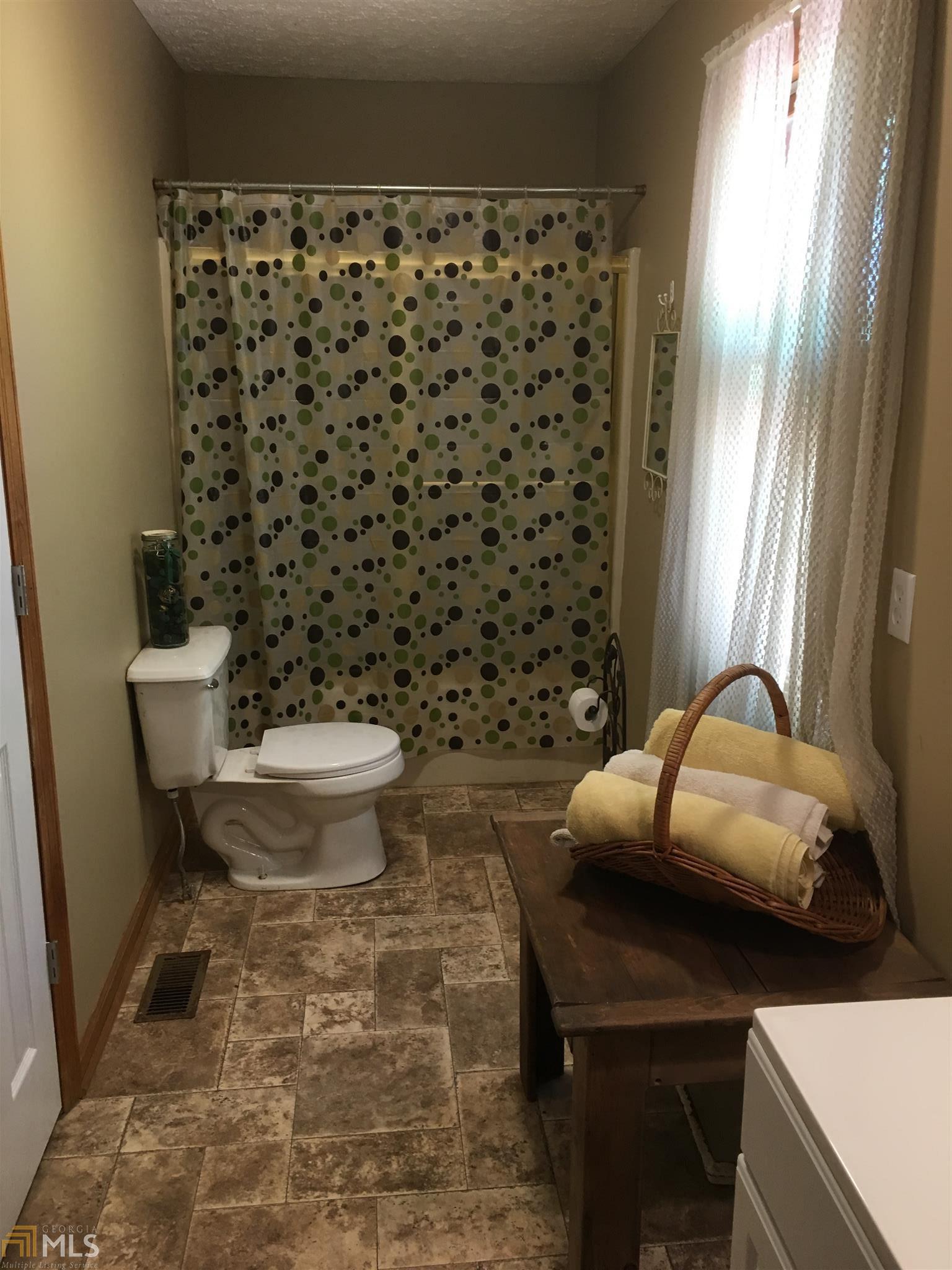 16 Meadow View Ln