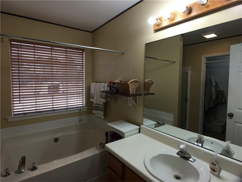 240 Moss Creek Dr NE
