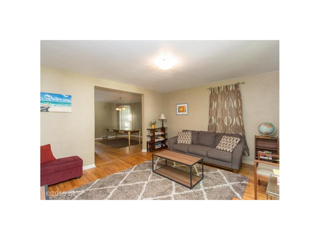 1360 Pelton Pl