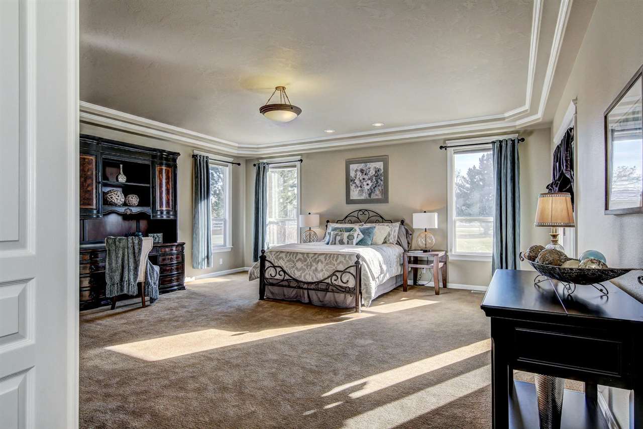 1070 W Cherry Bello Dr