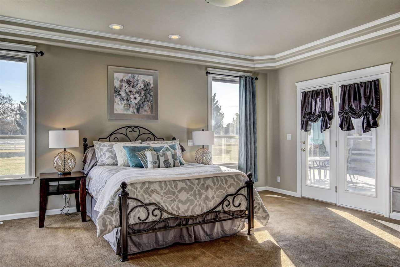 1070 W Cherry Bello Dr