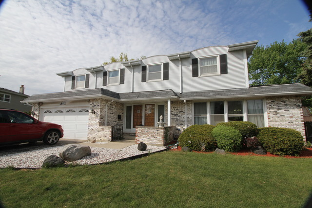 For Sale: 212 W Appletree Ln Arlington Heights, IL 60004