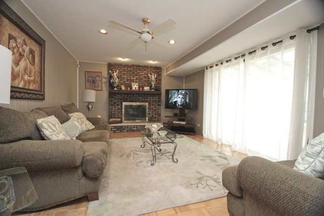 For Sale: 212 W Appletree Ln Arlington Heights, IL 60004