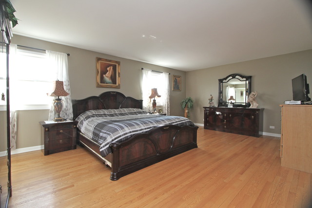 For Sale: 212 W Appletree Ln Arlington Heights, IL 60004