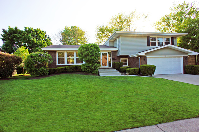 For Sale: 711 E Crabtree Dr Arlington Heights, IL 60004