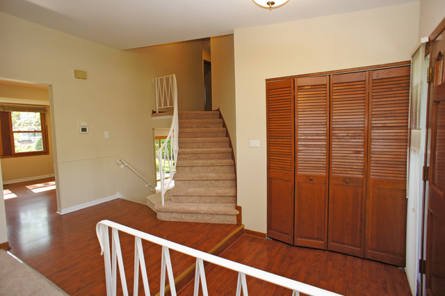 For Sale: 711 E Crabtree Dr Arlington Heights, IL 60004
