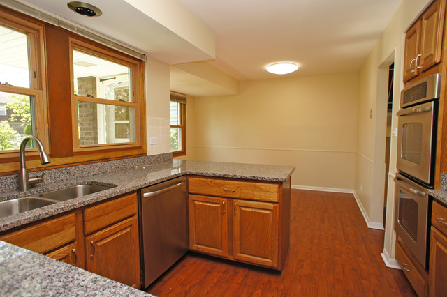 For Sale: 711 E Crabtree Dr Arlington Heights, IL 60004
