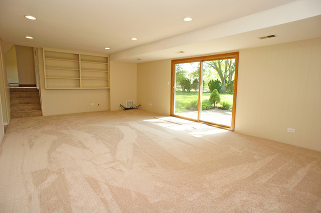 For Sale: 711 E Crabtree Dr Arlington Heights, IL 60004