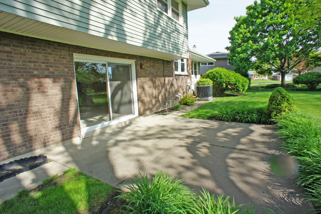 For Sale: 711 E Crabtree Dr Arlington Heights, IL 60004