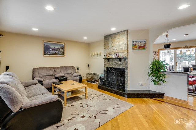 981 Lonsdale Rd