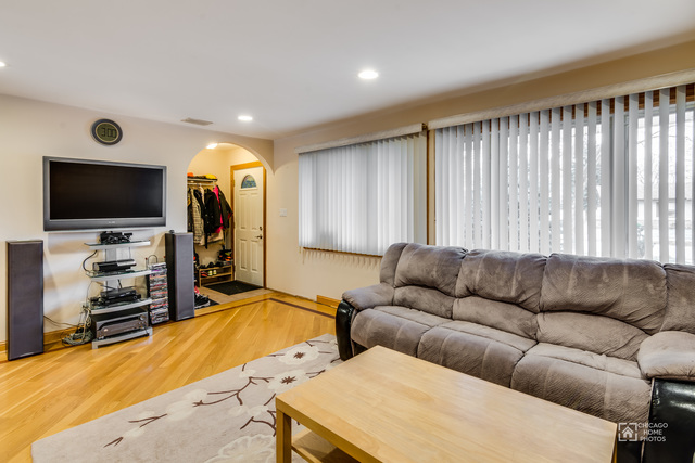 981 Lonsdale Rd