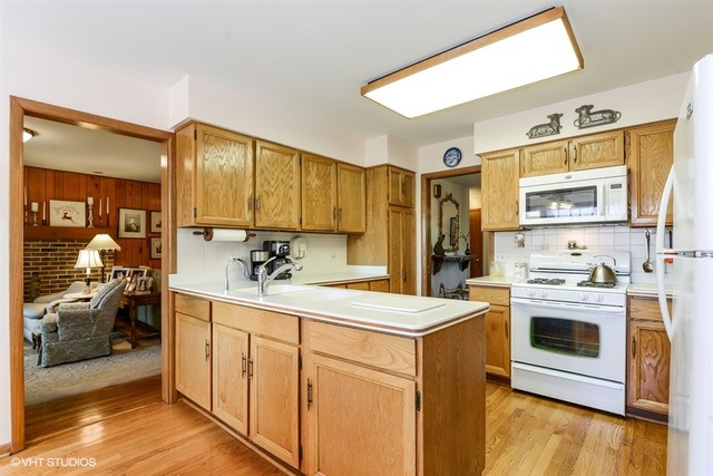 For Sale: 627 Signal Hill Rd Barrington, IL 60010