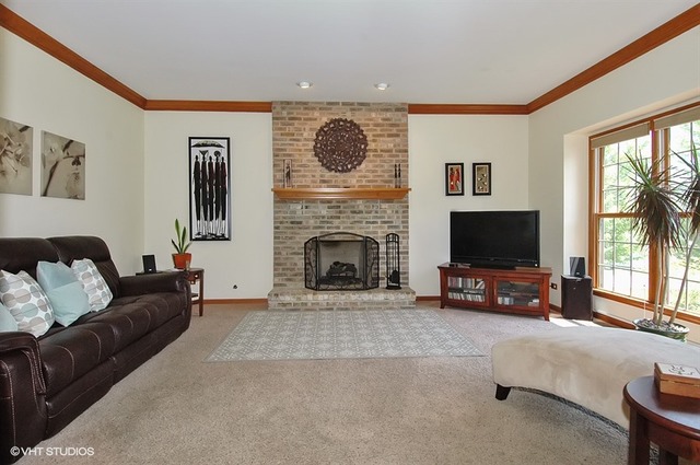 For Sale: 3619 Oakleaf Ln Crystal Lake, IL 60012