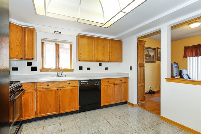 For Sale: 820 Graceland Ave #APT 206 Des Plaines, IL 60016