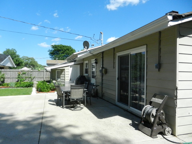 For Sale: 732 Debra Dr Des Plaines, IL 60016
