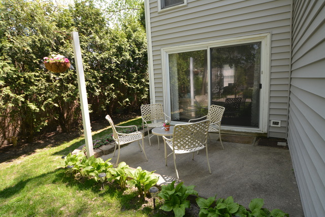 For Sale: 17 E North Ave #APT 2 Lake Bluff, IL 60044