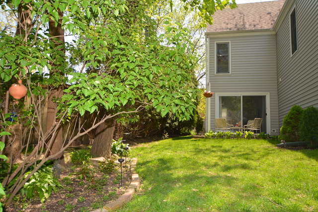 For Sale: 17 E North Ave #APT 2 Lake Bluff, IL 60044