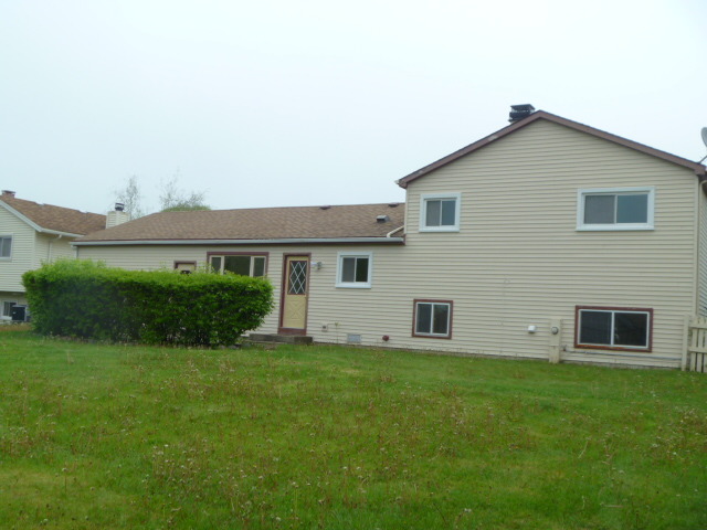 For Sale: 201 Canterbury Dr Mchenry, IL 60050