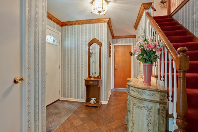 For Sale: 111 S Kenilworth Ave Mount Prospect, IL 60056