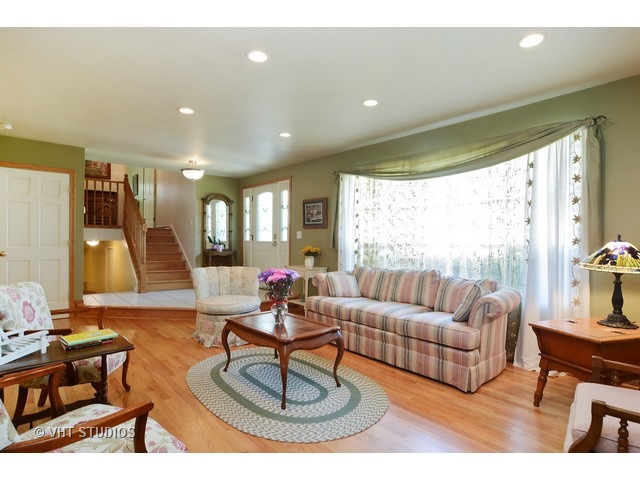 For Sale: 1827 E Cree Ln Mount Prospect, IL 60056