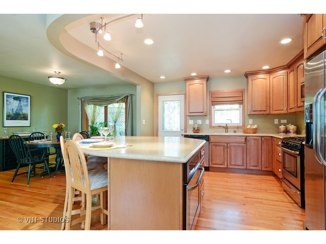 For Sale: 1827 E Cree Ln Mount Prospect, IL 60056