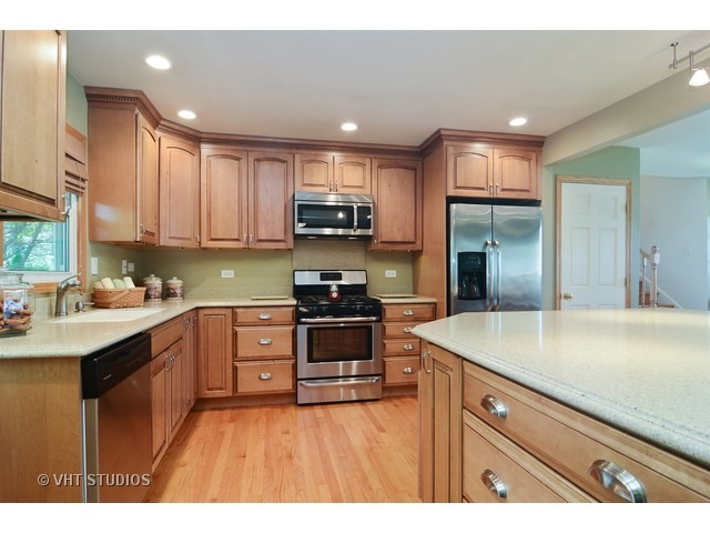 For Sale: 1827 E Cree Ln Mount Prospect, IL 60056