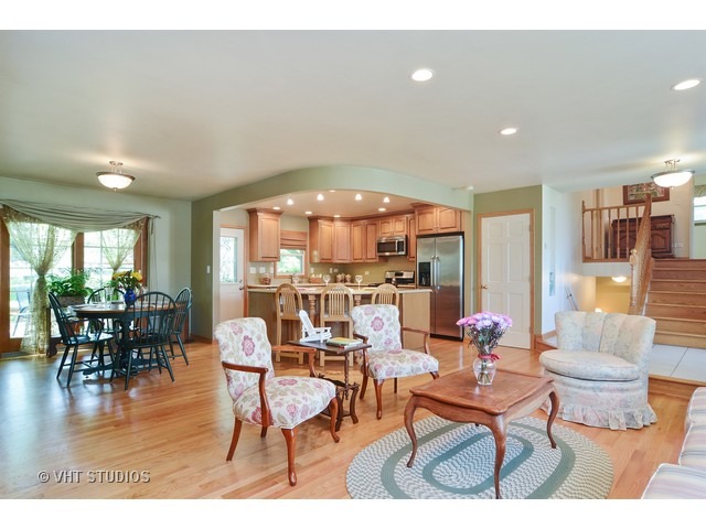 For Sale: 1827 E Cree Ln Mount Prospect, IL 60056