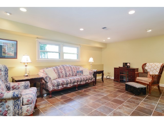 For Sale: 1827 E Cree Ln Mount Prospect, IL 60056