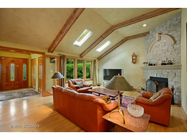 For Sale: 1007 N Meadow Ln Mount Prospect, IL 60056