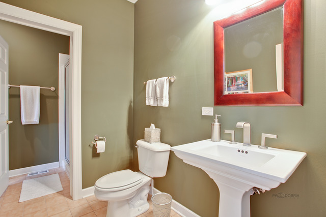 For Sale: 2120 Beaver Creek Dr Vernon Hills, IL 60061