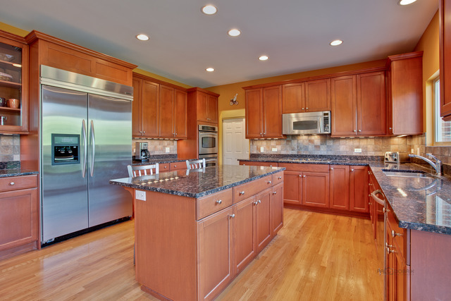 For Sale: 2120 Beaver Creek Dr Vernon Hills, IL 60061