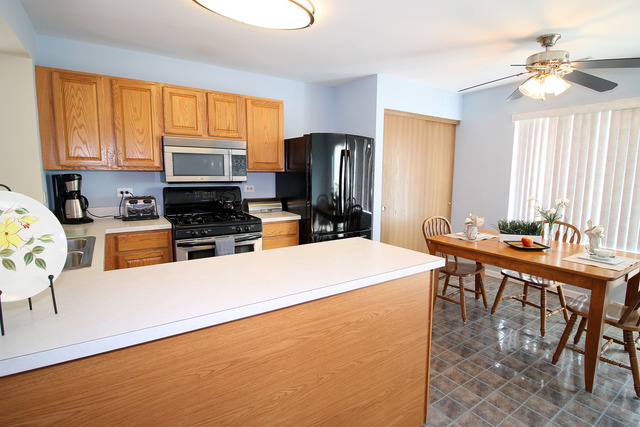 For Sale: 333 W Treehouse Ln #APT 333 Round Lake, IL 60073