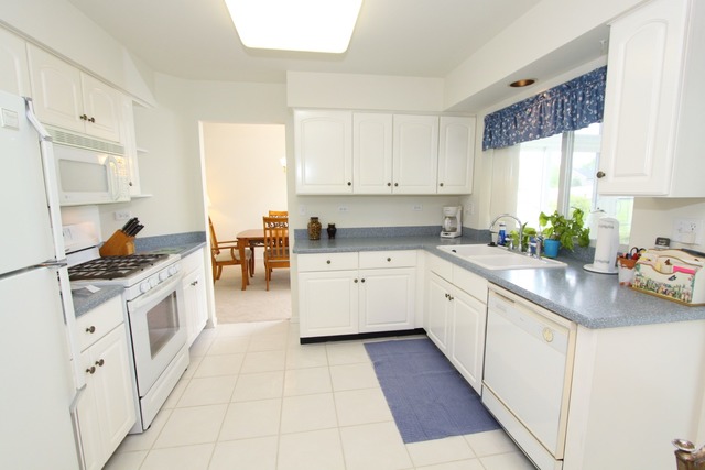 For Sale: 863 S Castlewood Ln Bartlett, IL 60103