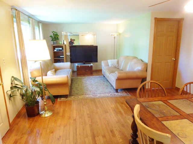 For Sale: 404 Hoover Dr Carpentersville, IL 60110