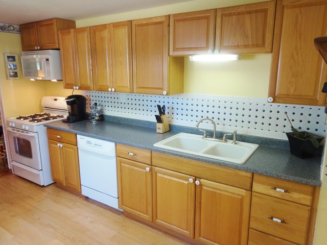 For Sale: 404 Hoover Dr Carpentersville, IL 60110
