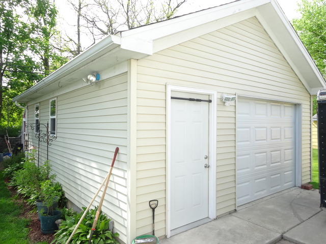 For Sale: 404 Hoover Dr Carpentersville, IL 60110