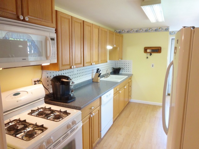 For Sale: 404 Hoover Dr Carpentersville, IL 60110