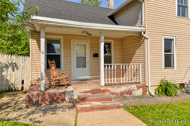 For Sale: 606 Grace St Elgin, IL 60120