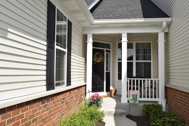 For Sale: 1015 Broadmoor Dr Elgin, IL 60124