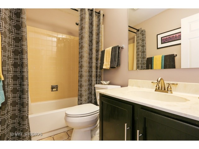 For Sale: 356 Bloomfield Ln #8 Glen Ellyn, IL 60137