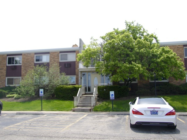 For Sale: 1313 S Rebecca Rd #APT 122 Lombard, IL 60148