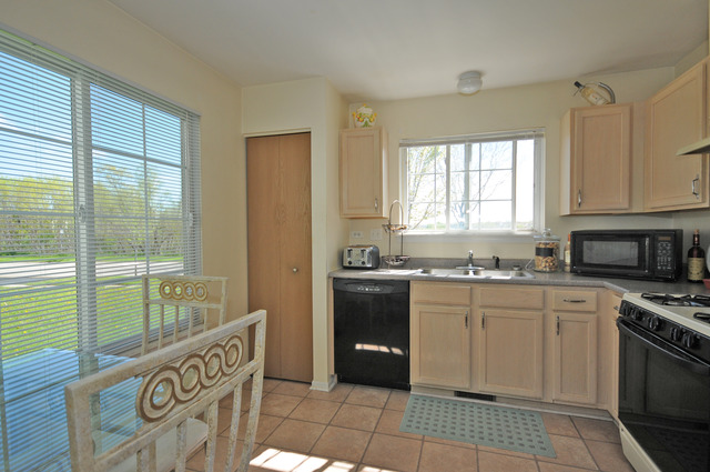 For Sale: 2877 Impressions Dr #APT 2877 Lake In The Hills, IL 60156