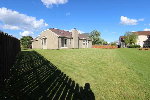 For Sale: 6 Banbury Ct Lake In The Hills, IL 60156